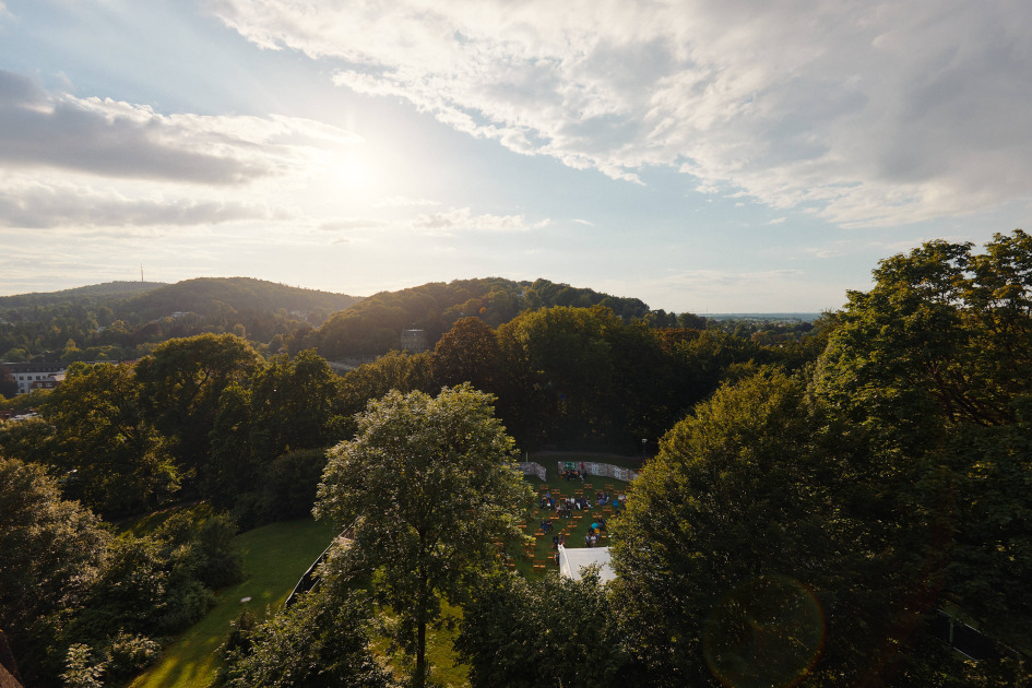 Blick von oben auf die Wiese unterhalb der Sparrenburg. Im Hintergrund ist der Johannisberg zu sehen.