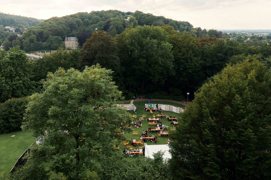 Blick von der Sparrenburg runter auf die Wiese, im Hintergrund ist der Johannisberg zu sehen.