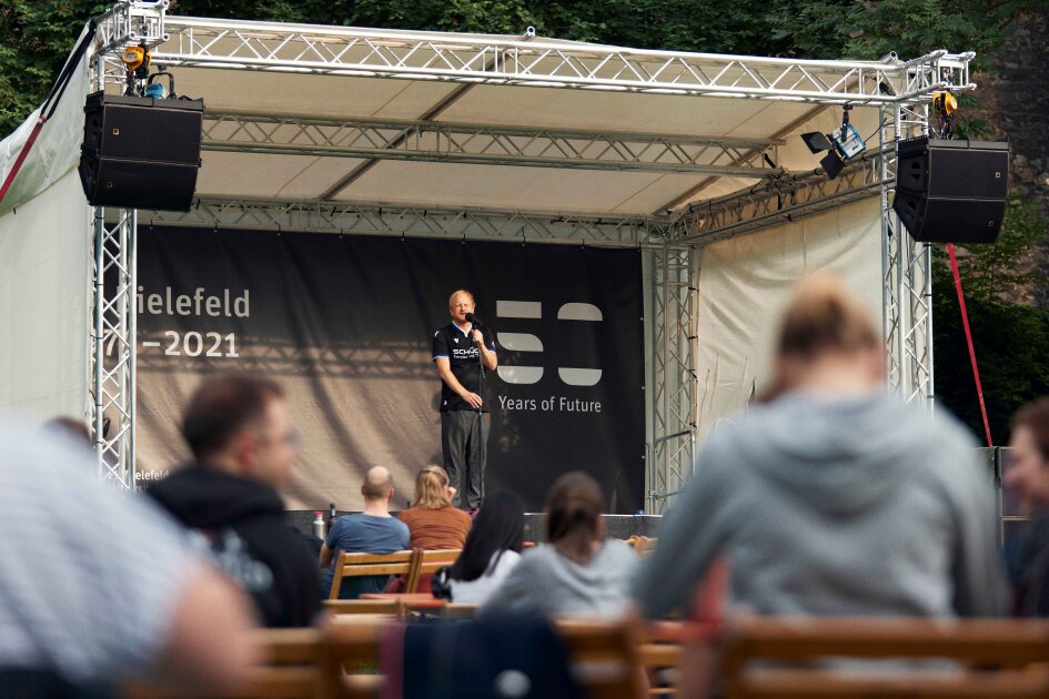 Moderator Marc-Oliver Schuster steht auf der Bühne des Burgsommers.