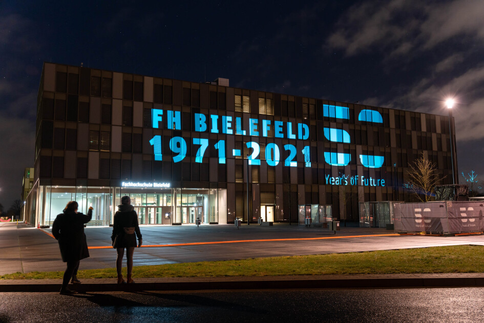 Blick auf das illuminierte Hauptgebäude der FH Bielefeld