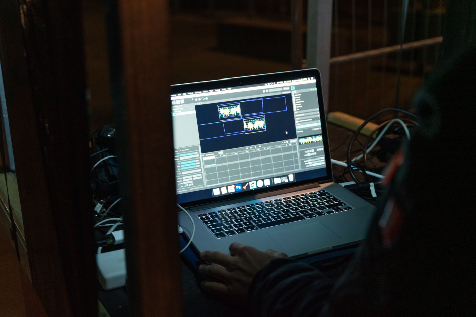 Ein Laptop im Dunklen.