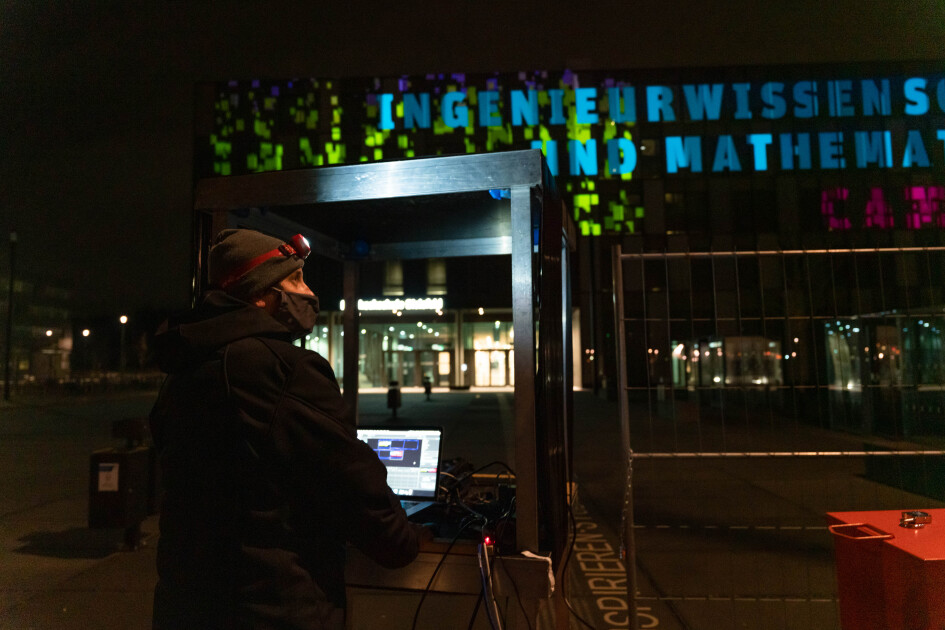 Blick auf das illuminierte Hauptgebäude der FH Bielefeld