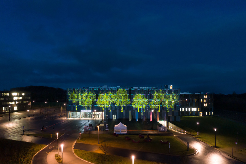 Blick auf das illuminierte Hauptgebäude der FH Bielefeld
