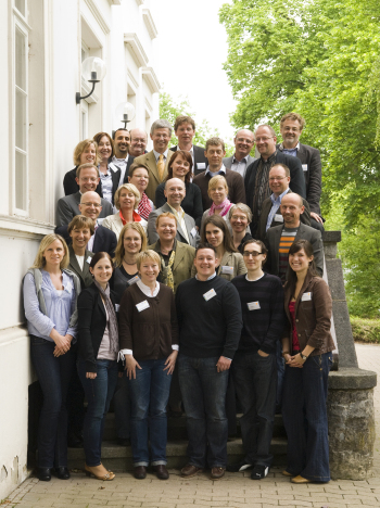 Gruppenfoto der neuberufenen Professorinnen und Professoren und neueingestellten Mitarbeiterinnen und Mitarbeiter im Mai 2010