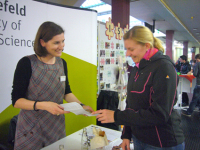 Karin Laube von der Zentralen Studienberatung der FH Bielefeld (l.) informiert Studentin Simone Schoop über den Masterstudiengang Betriebswirtschaftslehre.