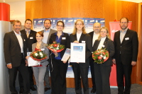v.l.: Klaus Meyer (Juryvorsitzender und Geschäftsführer Energie Impuls OWL), Daniel Werner (FH Bielefeld), Julia Andrea Lemke, Prof. Dr. Lothar Budde (Dekan Fachbereich Ingenieurwissenschaften und Mathematik, FH Bielefeld), Melanie Mettlen, Hendrik Martin