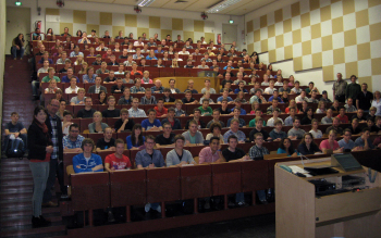 Voller Hörsaal  mit Teilnehmern des Mathe-Propädeutikums