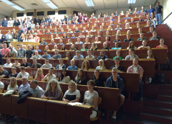 Gruppenbild im Hörsaal der Teilnehmerinnen und Teilnehmer am Propaedeutikum im Wintersemester 2015