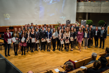 Geschlechtergemischte Gruppe von ca. 40 Studierenden und Förderen