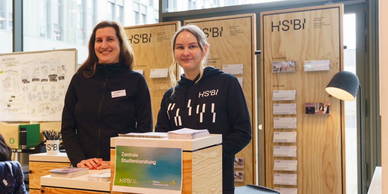 Zwei Frauen stehen hinter einem Holztresen