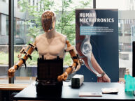 Ein Roboterarm an einer Schaufensterpuppe