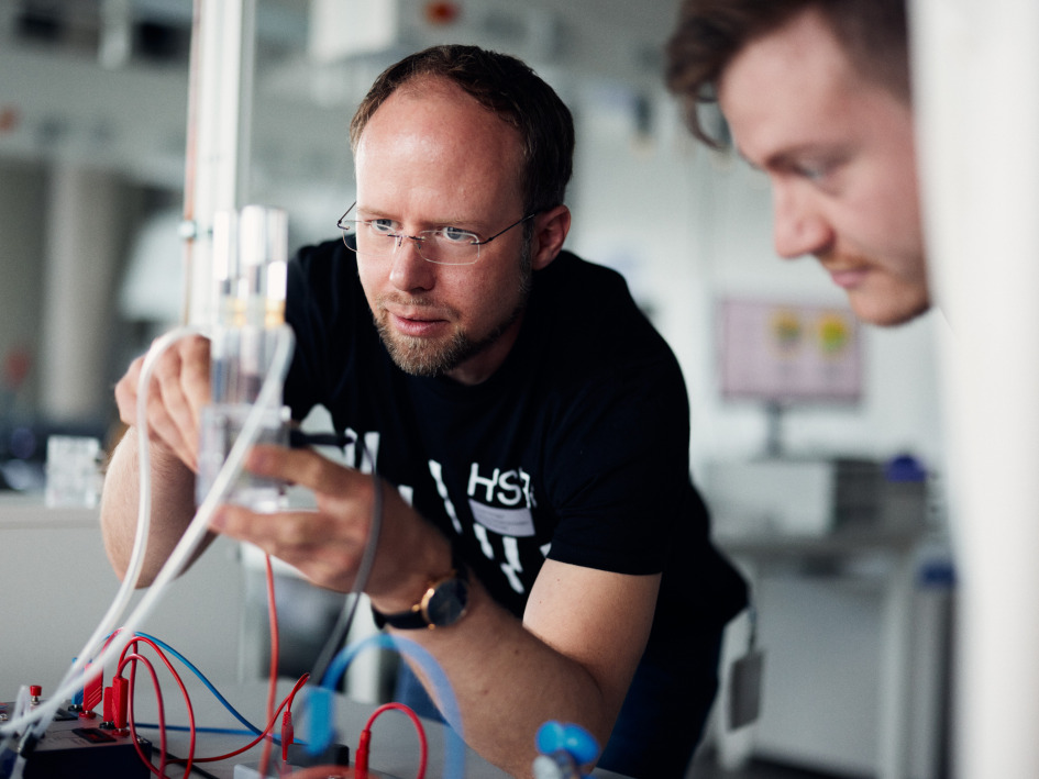 Ein Mann betrachtet ein Exponat