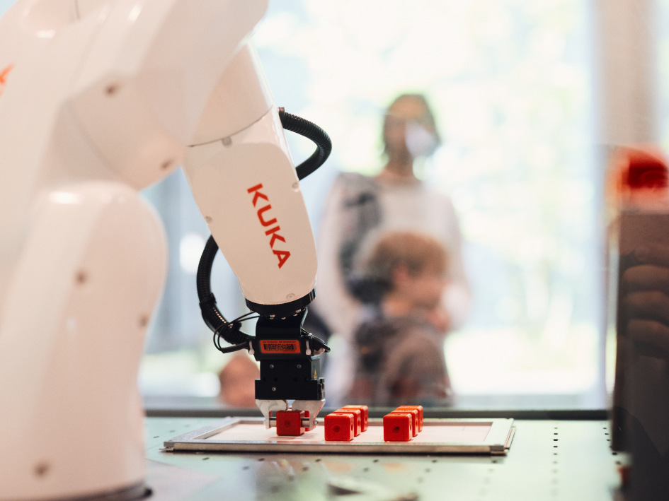 Ein Kuka-Roboter sortiert kleine Steine