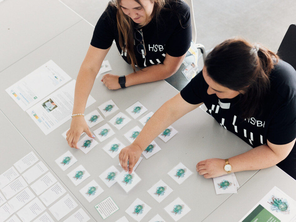 Zwei Frauen spielen ein Memory Spiel