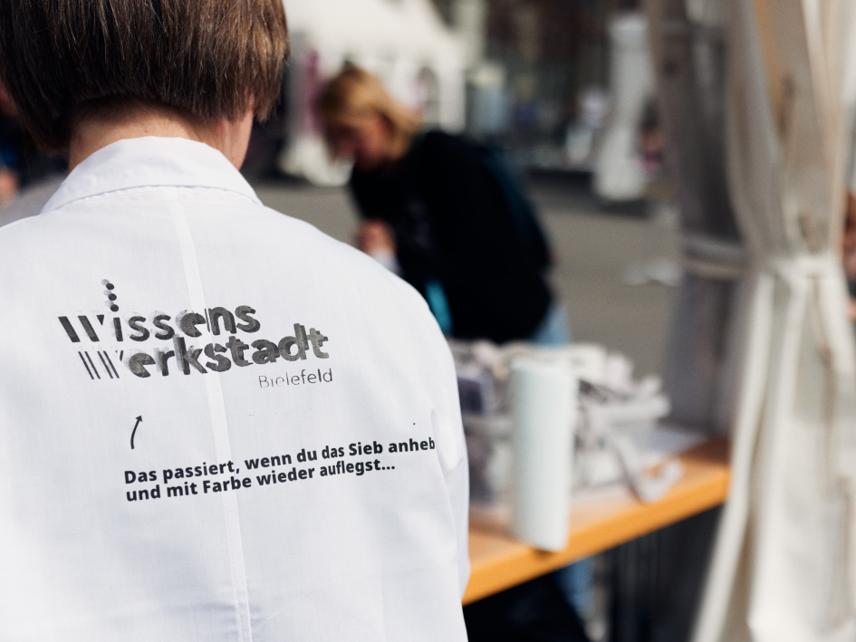 Ein Kittel mit der Aufschrift Wissenswerkstaft