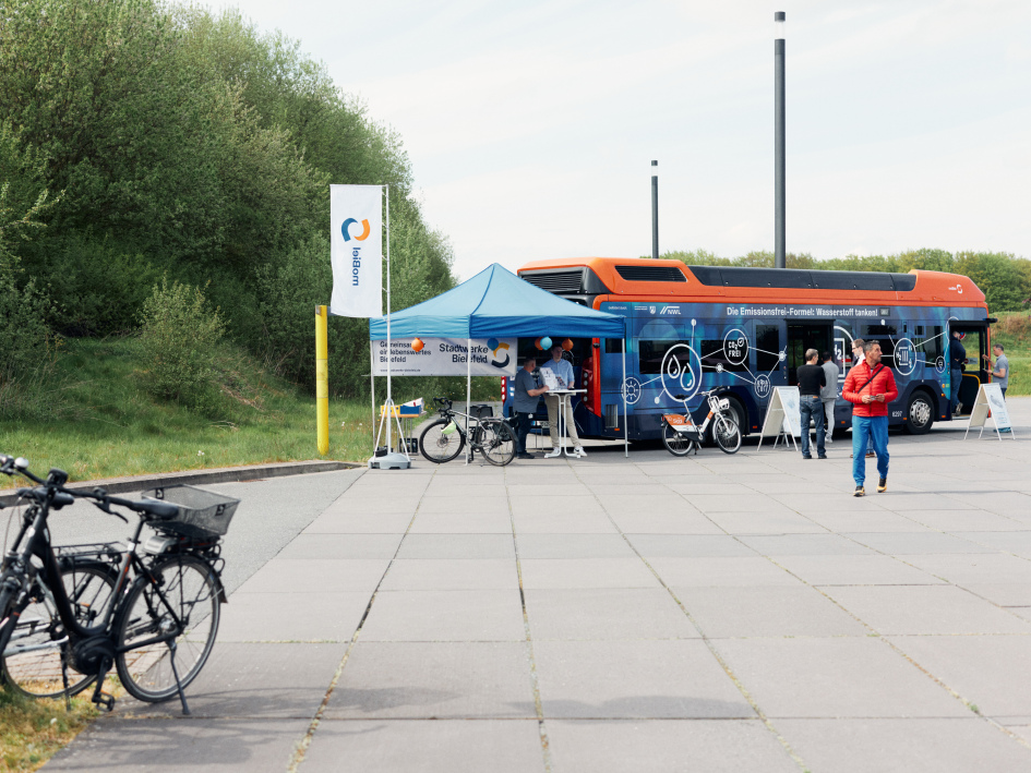 Ein Wasserstoffbus auf dem Vorplatz