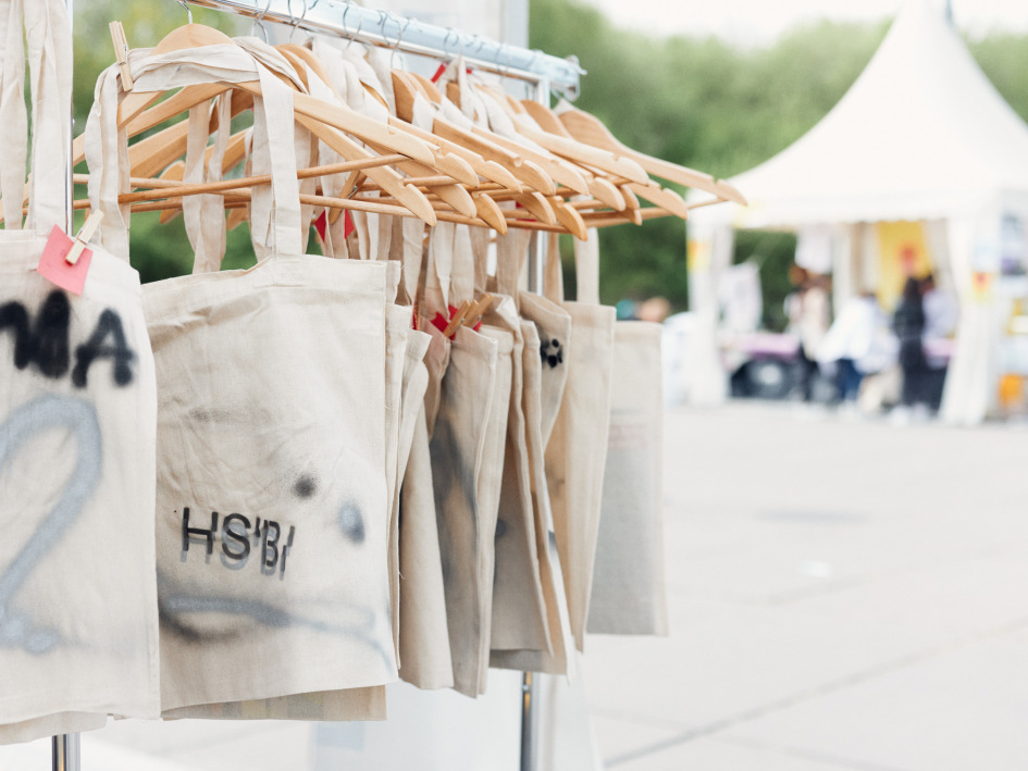 Jutebeutel mit dem HSBI-Logo besprüht