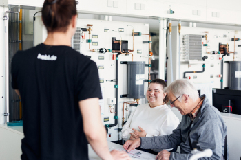 Drei personen sitzten in einem Labor