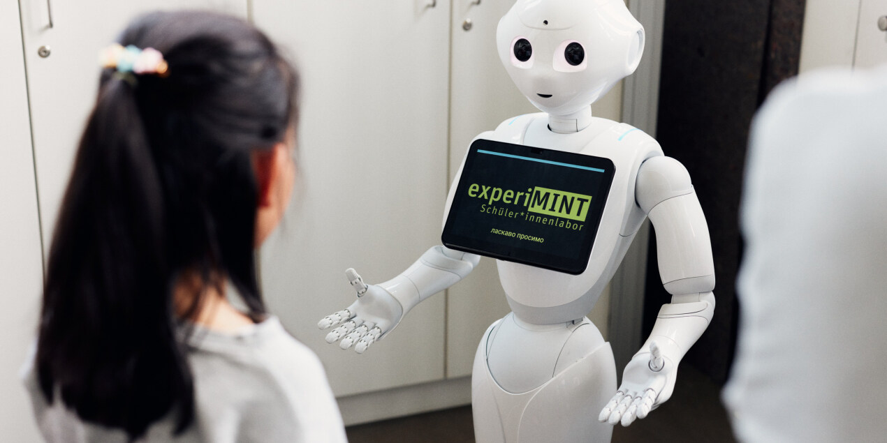 Roboter Pepper und ein Kind