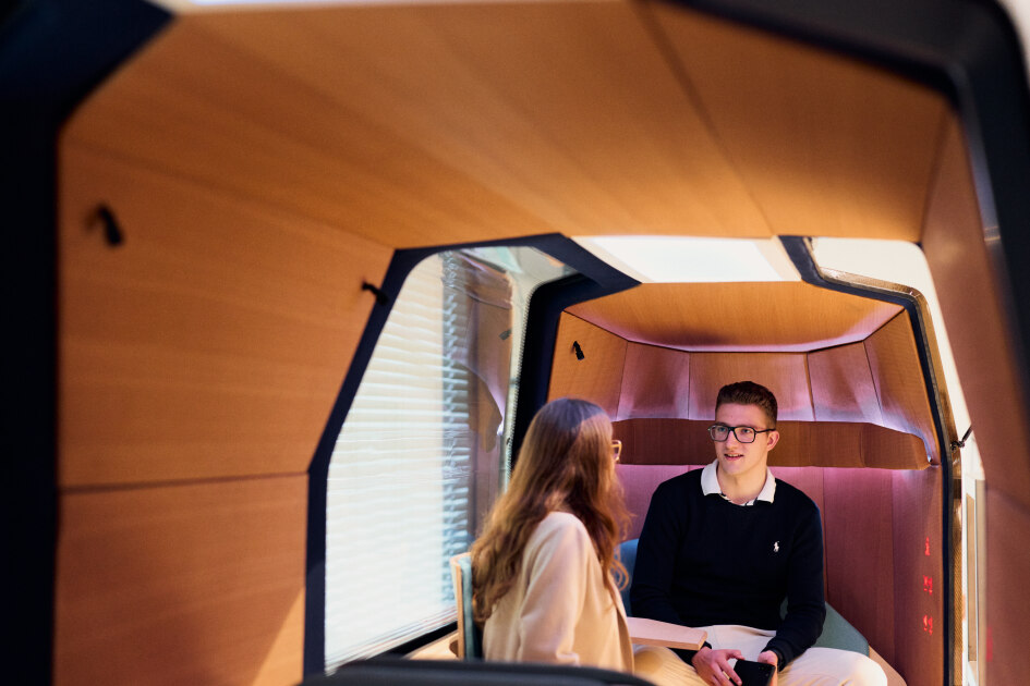 Eine Frau nd ein man sitzen im MonoCab