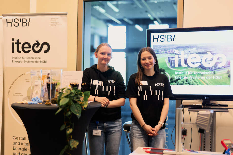Foto: Zwei Mitarbeiterinnen des ITES stehen an ihrem Stand