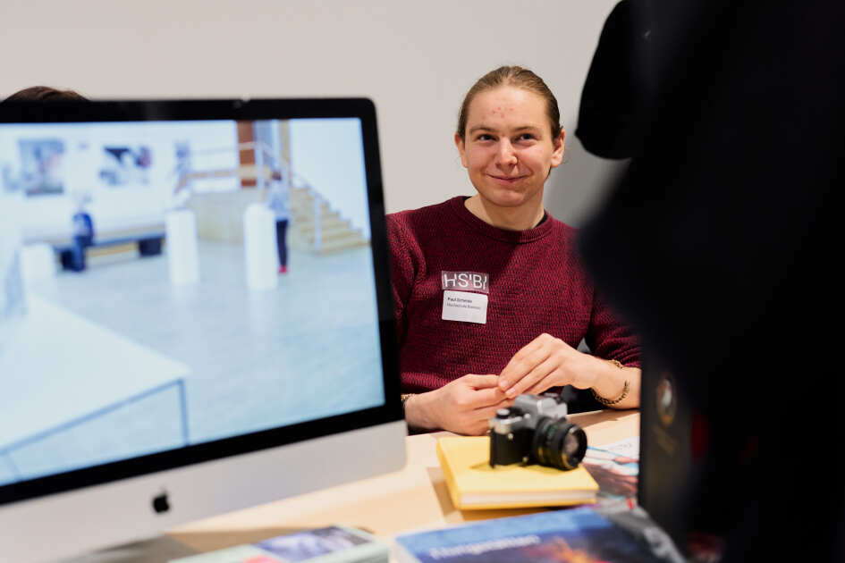 Foto: Eine Person zeigt etwas auf einem Bildschirm