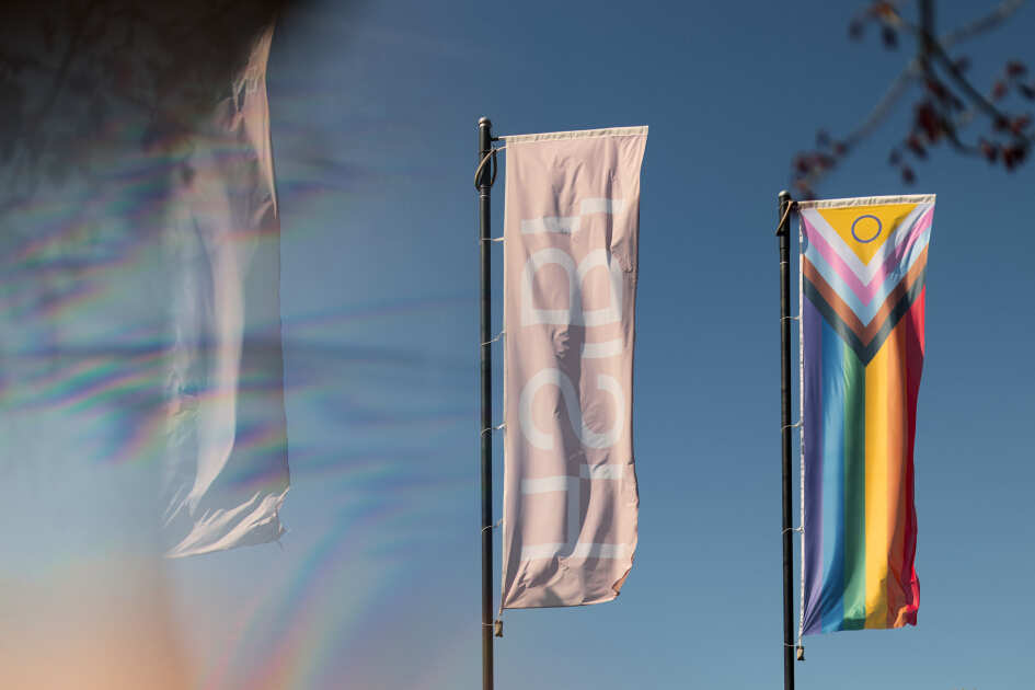 Foto: Zwei HSBI Flaggen und eine Pride Flagge wehen im Wind