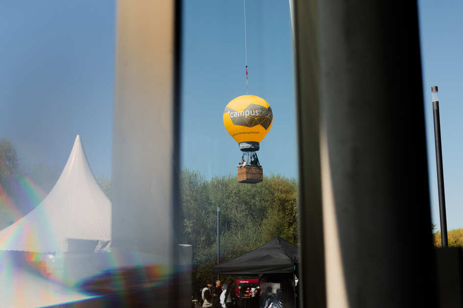 Foto: Ein Ballon wird an einem Kran in die Luft gezogen