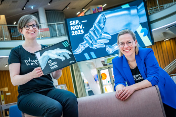 Maria Munzert (l.) und Gesa Fischer in der Wissenswerkstadt