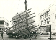 historisches Foto von 1974 von der Aufstellung der Skulptur mit LKW und Kran