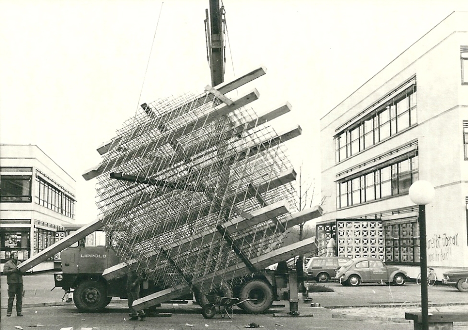 historisches Foto von 1974 von der Aufstellung der Skulptur mit LKW und Kran