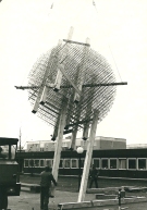 Das kugelförmige Kunstwerk wird mit einem Kran angehoben und transportiert