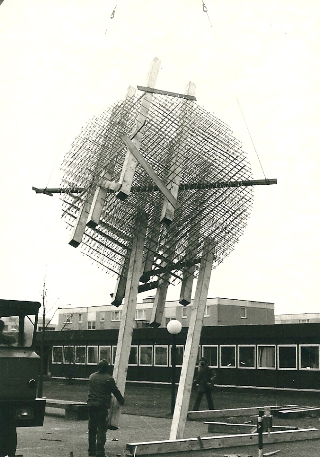 Das kugelförmige Kunstwerk wird mit einem Kran angehoben und transportiert