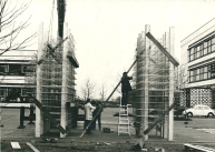 Die zwei Hälften des kugelförmigen Kunstwerks stehen nebeneinander.