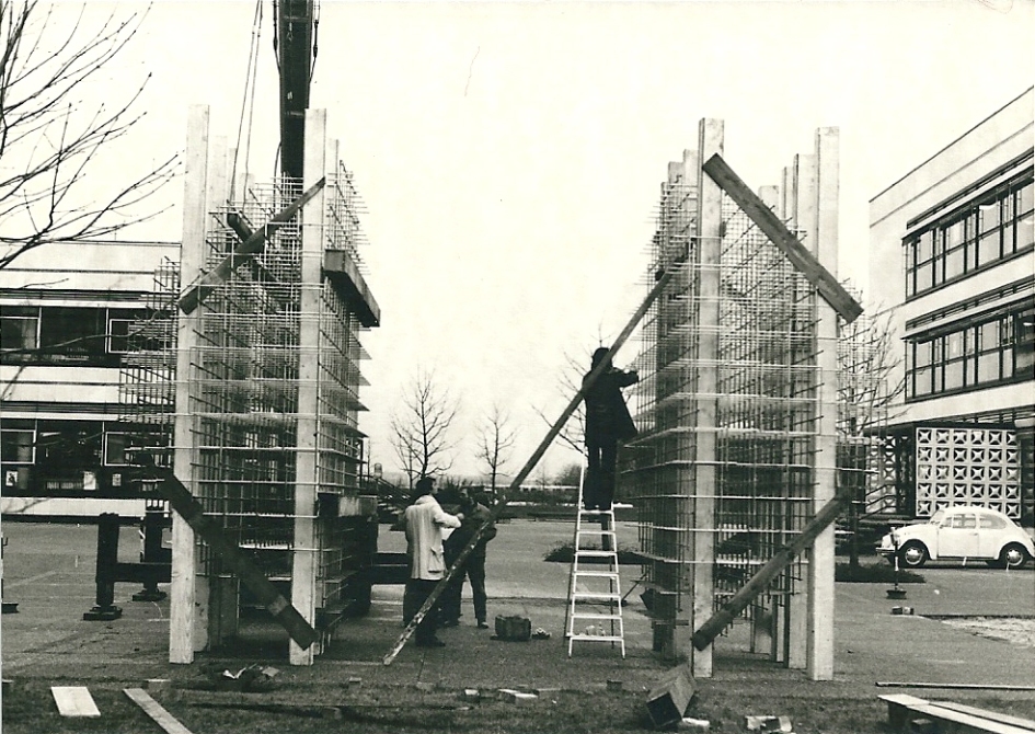 Die zwei Hälften des kugelförmigen Kunstwerks stehen nebeneinander.