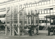 Das Kunstwerk steht von Balken gestützt vor dem ehemaligen Gebäude des Fachbereichs Sozialwesen