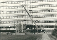 Ein Kran stellt das Kunstwerk ab.