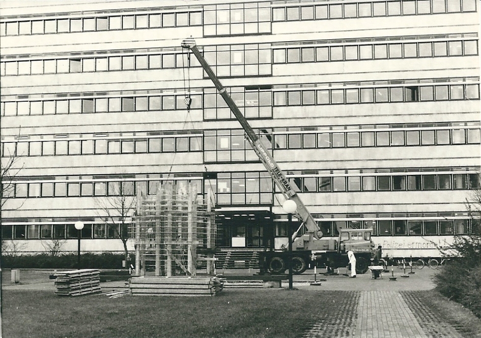 Ein Kran stellt das Kunstwerk ab.