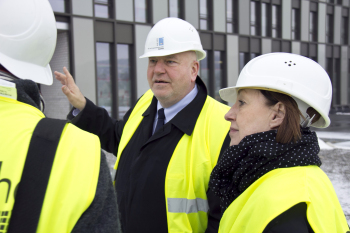 Heinrich Micus erläutert der Presse die Baufortschritte