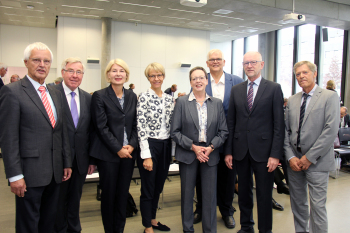 Acht Gesprächsteilnehmer der 3. Regionalräte-Tagung