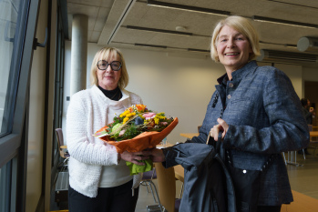 Prof Schramm Wölk überreicht Professor Assenmacher einen Blumenstrauß zum Abschied