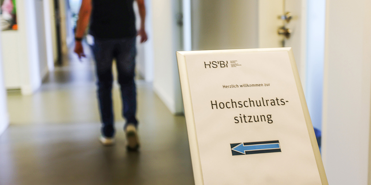 Ein Schild mit der Aufschrift Hochschulratssitzung