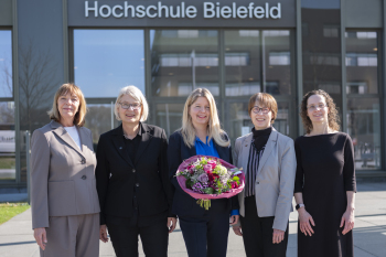 Gruppenfoto vopr der HSBI mit Sabina Schoefer Ingeborg Shcramm Wölk Michaela Hoke Gehsa Schnier und Mariam Dopslaf