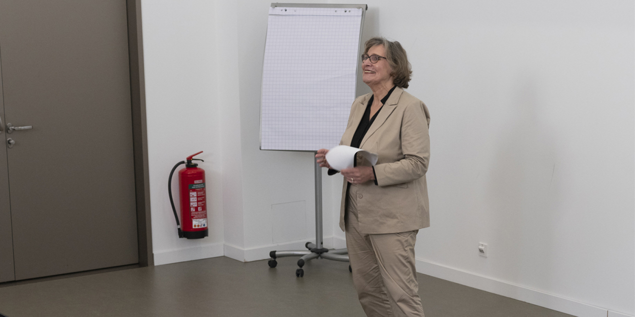 Bettina Mons hält eine Rede im Hörsaal