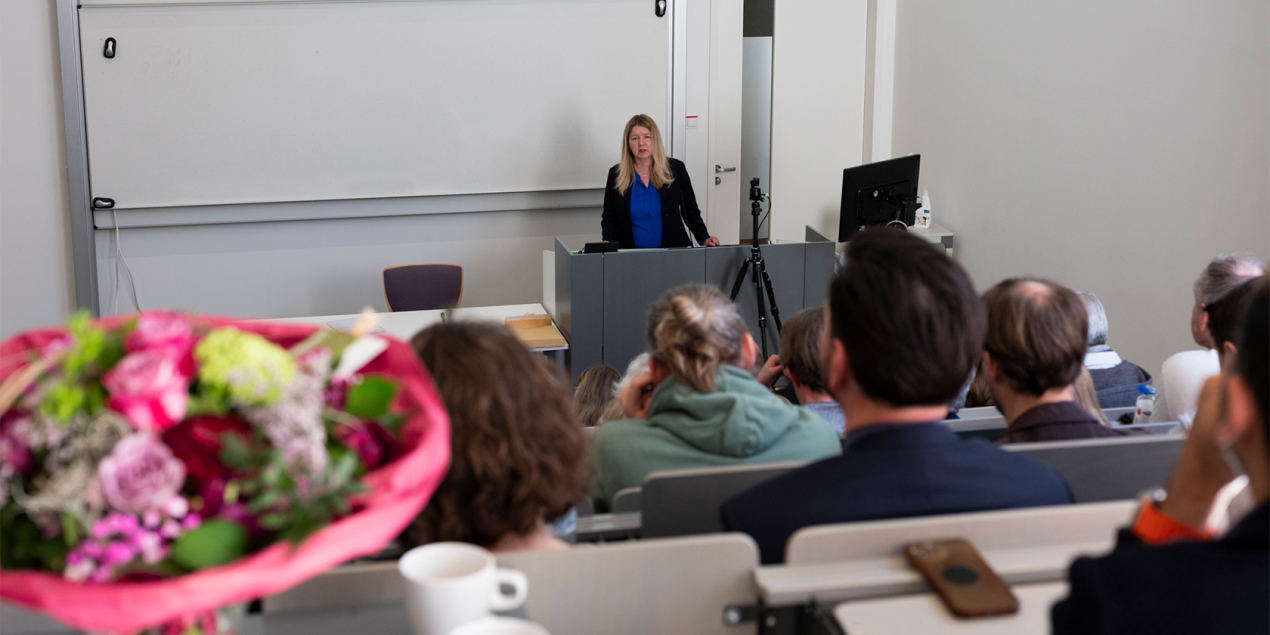 Michaela Hoke spricht am Rednerpult
