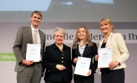 Bundesbildungsministerin Annette Schavan mit den ersten Deutschlandstipendiaten V.l.n.r.: Marcus Renner, Annette Schavan, Verena Pitzl und Barbara Seitz.