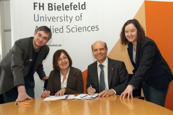 v.l.n.r.: Dr. Martin Griepentrog (Berater für akademische Berufe der AA Bielefeld), Prof. Beate Rennen-Allhoff (Präsidentin der FH Bielefeld), Thomas Richter (vorsitzender Geschäftsführer der AA Bielefeld) und Ute Urselmann (Leiterin der Zentralen Studien