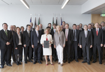 Gruppenbild mit Ministerpräsidentin, Wissenschaftsministerin und Hochschulleitern.