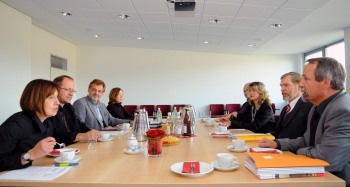 Informationsaustausch zwischen FH Bielefeld und Hochschule OWL