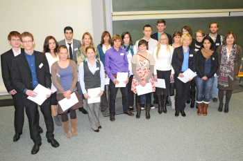 Freuen sich über die Vergabe der Stipendien zum WS 2010/11: FH-Präsidenten Prof. Dr. Beate Rennen-Allhoff (r.) mit Stipendiatinnen und Stipendiaten der FH Bielefeld.